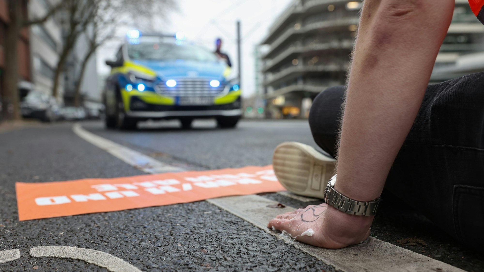 Klimakleber Klima-Aktivisten Köln Heumarkt 2023-01-06