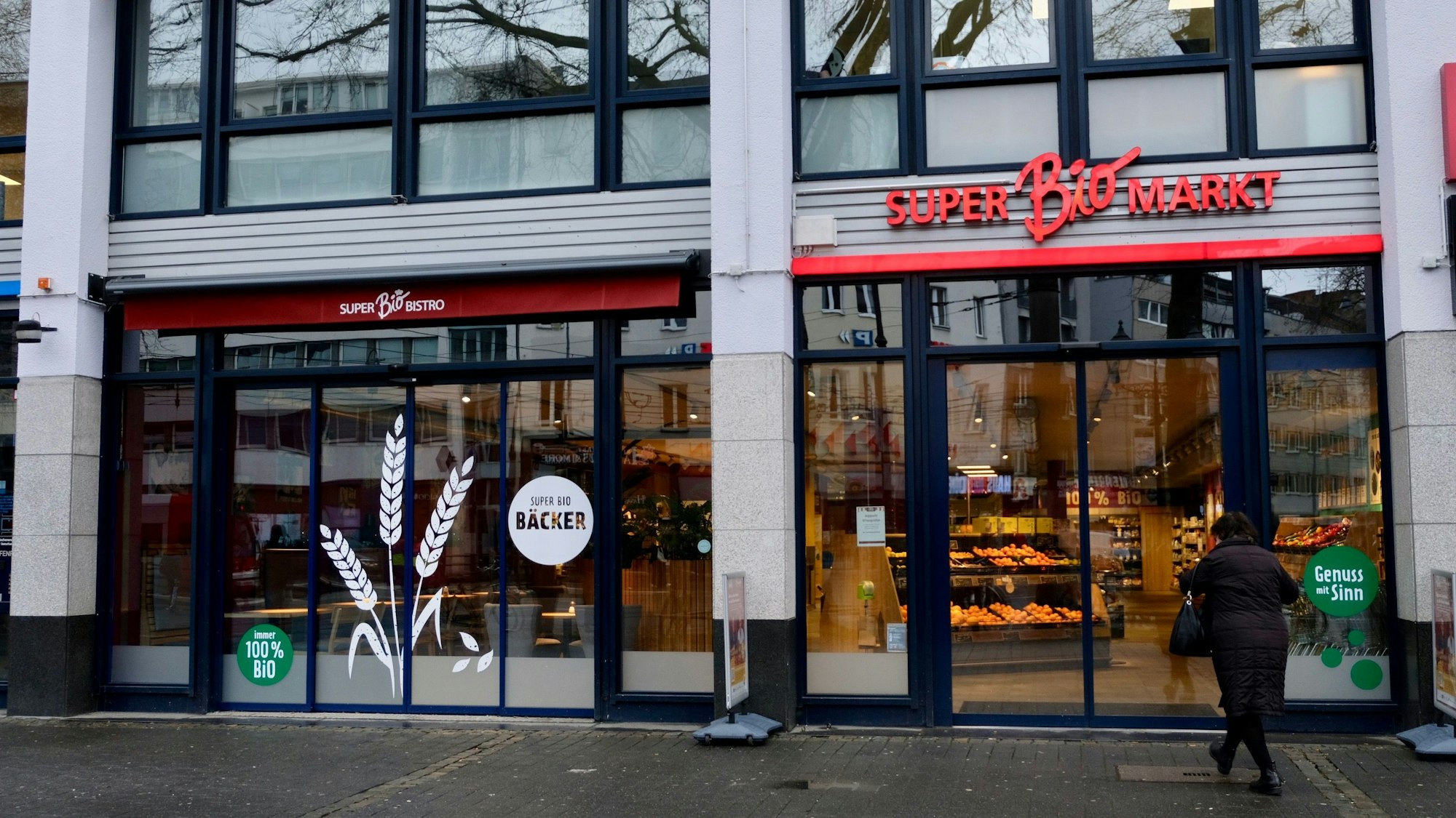 Eine gläserne Laden-Front mit dem Schriftzug Superbiomarkt ist zu sehen.