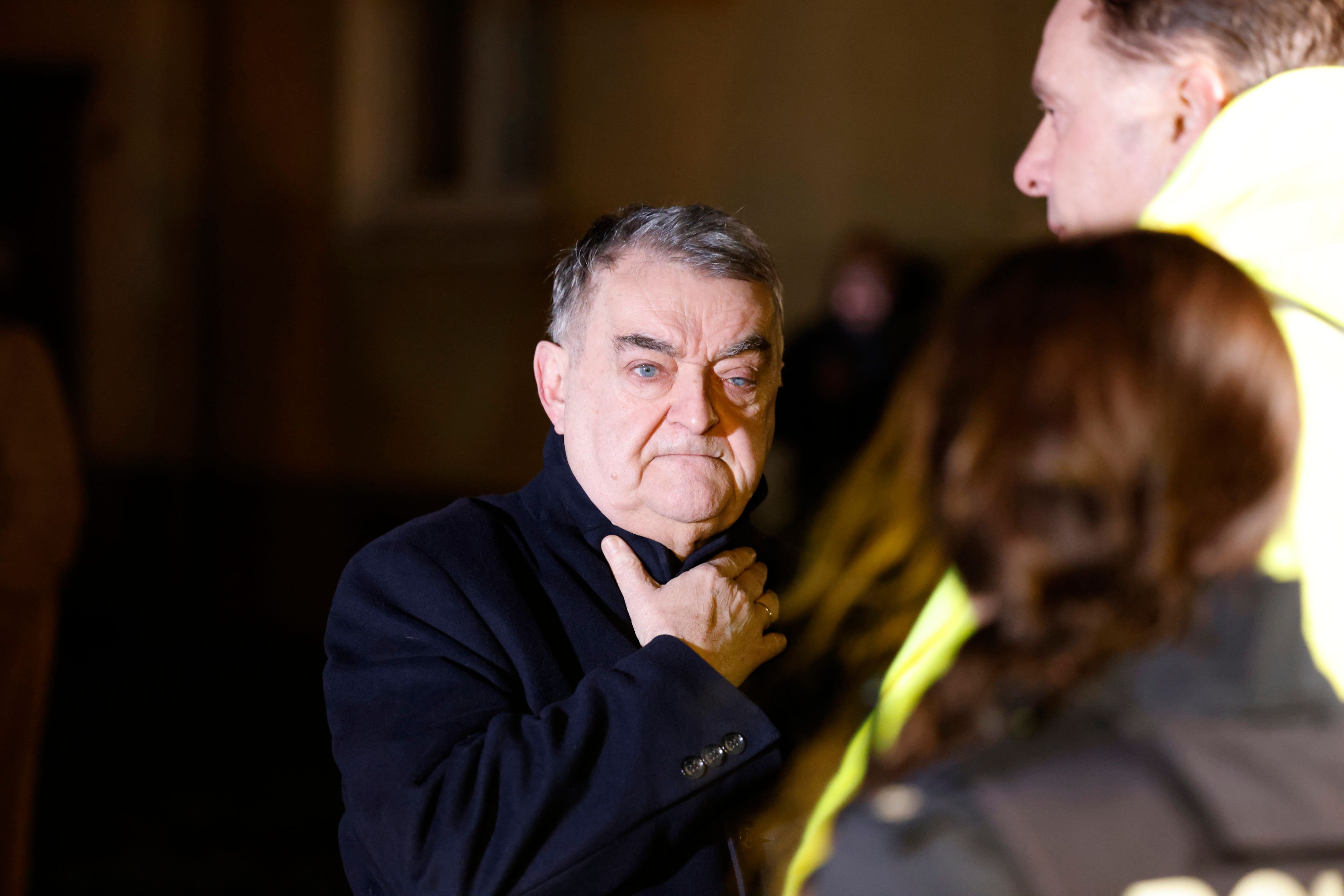 Herbert Reul (CDU), Innenminister von Nordrhein-Westfalen, steht nahe der Unglücksstelle in Recklinghausen.