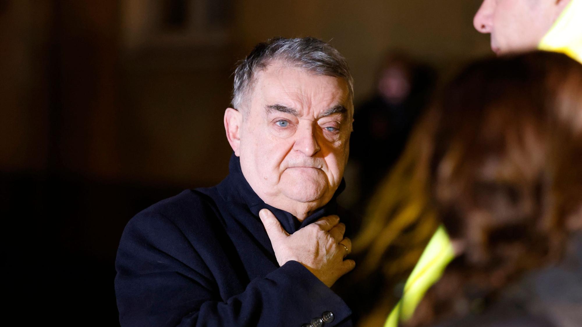 Herbert Reul (CDU), Innenminister von Nordrhein-Westfalen, steht nahe der Unglücksstelle in Recklinghausen.