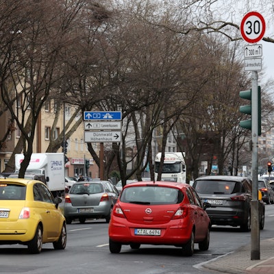 Auf dem Clevischen Ring in Köln-Mülheim gilt jetzt Tempo 30 von der Keupstraße 300 Meter Richtung Norden.