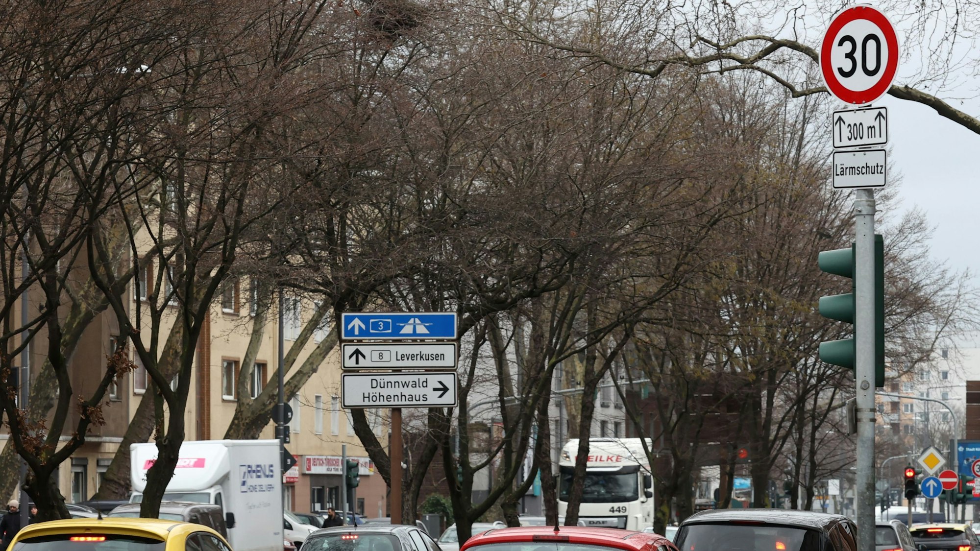 Auf dem Clevischen Ring in Köln-Mülheim gilt jetzt Tempo 30 von der Keupstraße 300 Meter Richtung Norden.