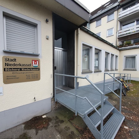 Der Eingang der Stadtbücherei in Niederkassel-Ort.