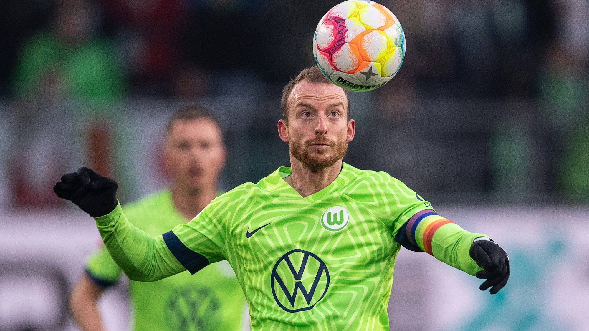 Wolfsburgs Maximilian Arnold spielt den Ball.