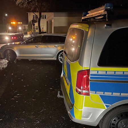 Ein Fluchtwagen steht auf einem Parkplatz in Troisdorf.