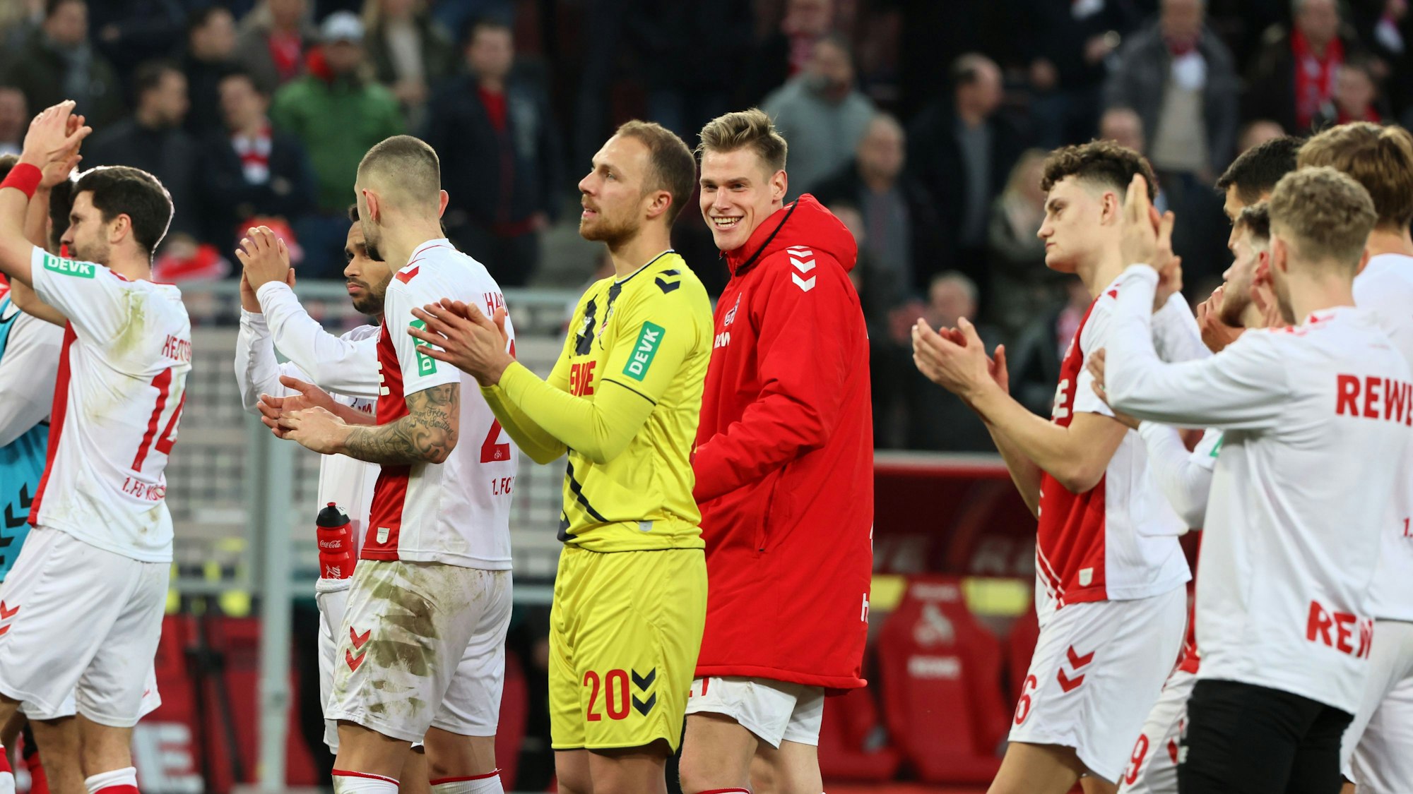 Marvin Schwäbe klatscht in Richtung der FC-Fans.
