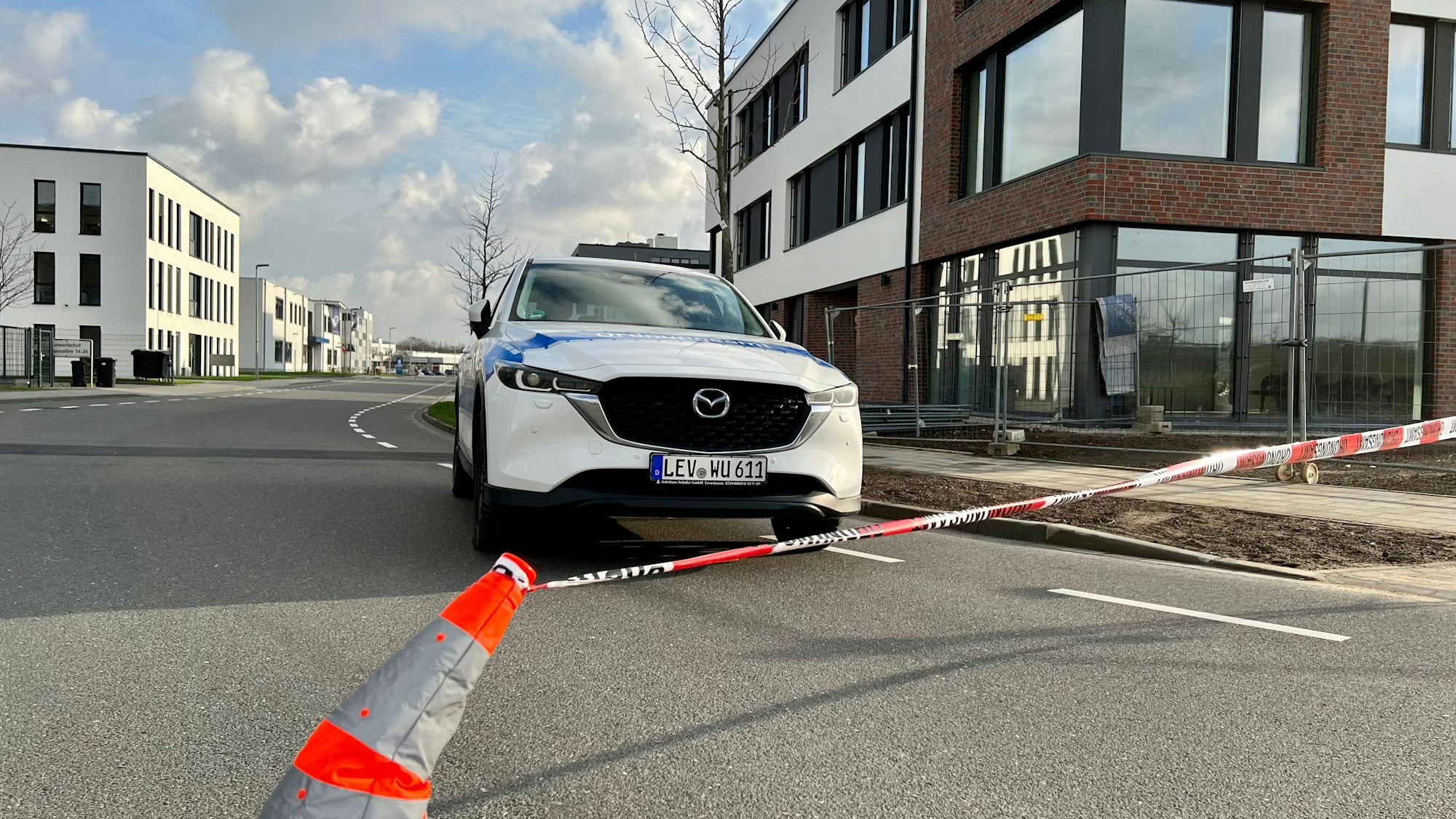 Absperrung des KOD auf der Campusallee in der Neuen Bahnstadt nach einem Bombenfund