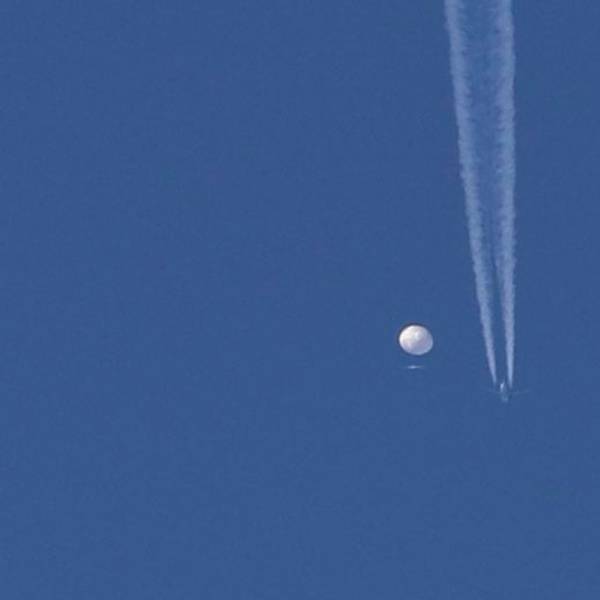 USA, Kingston: Ein großer Ballon schwebt über den USA.
