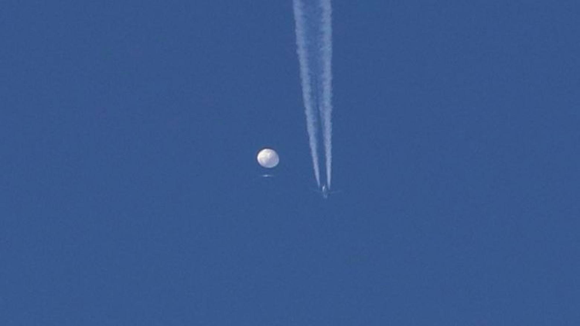 USA, Kingston: Ein großer Ballon schwebt über den USA.