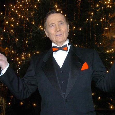 Sänger Freddy Quinn posiert im Michel in Hamburg vor einem Weihnachtsbaum.