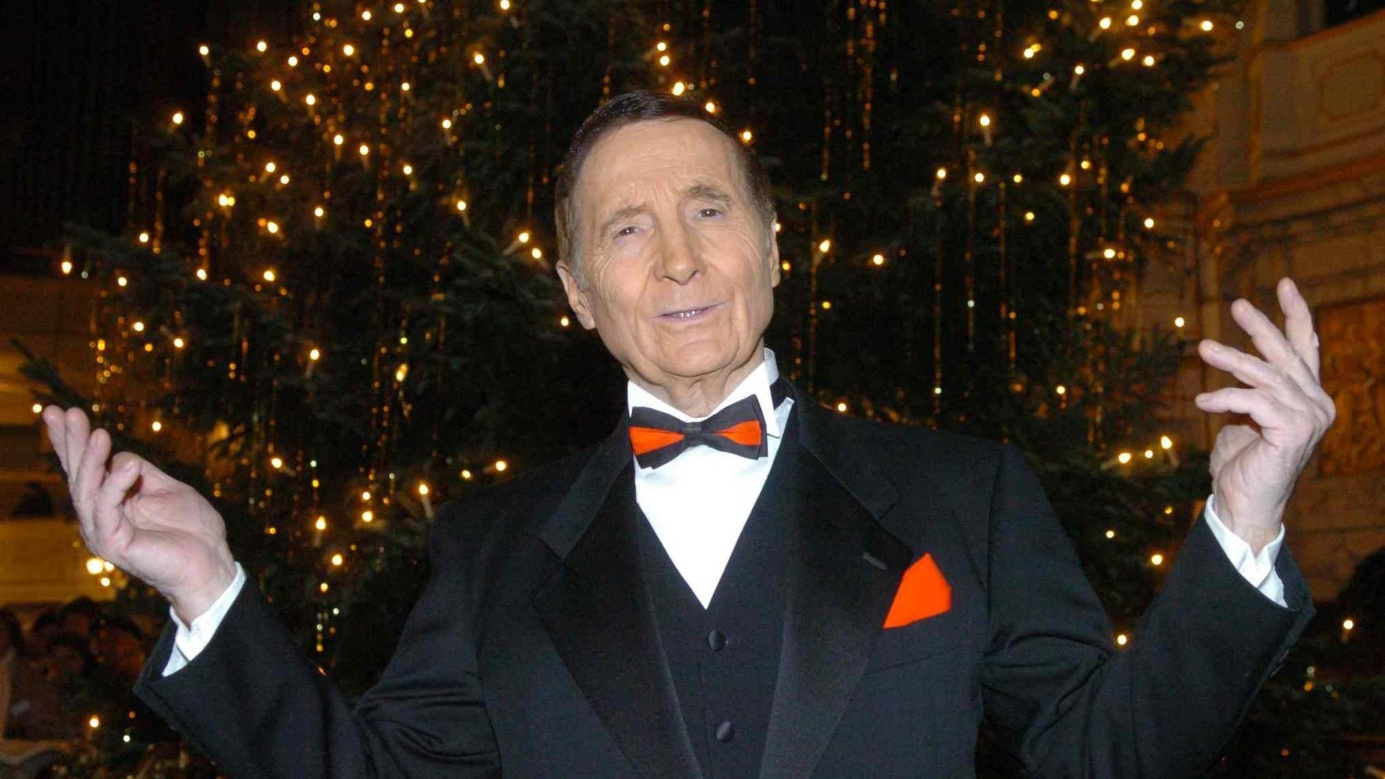 Sänger Freddy Quinn vor einem Weihnachtsbaum.