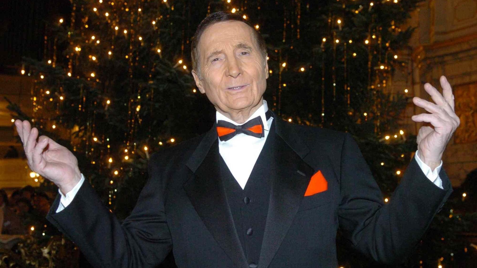 Sänger Freddy Quinn posiert im Michel in Hamburg vor einem Weihnachtsbaum.