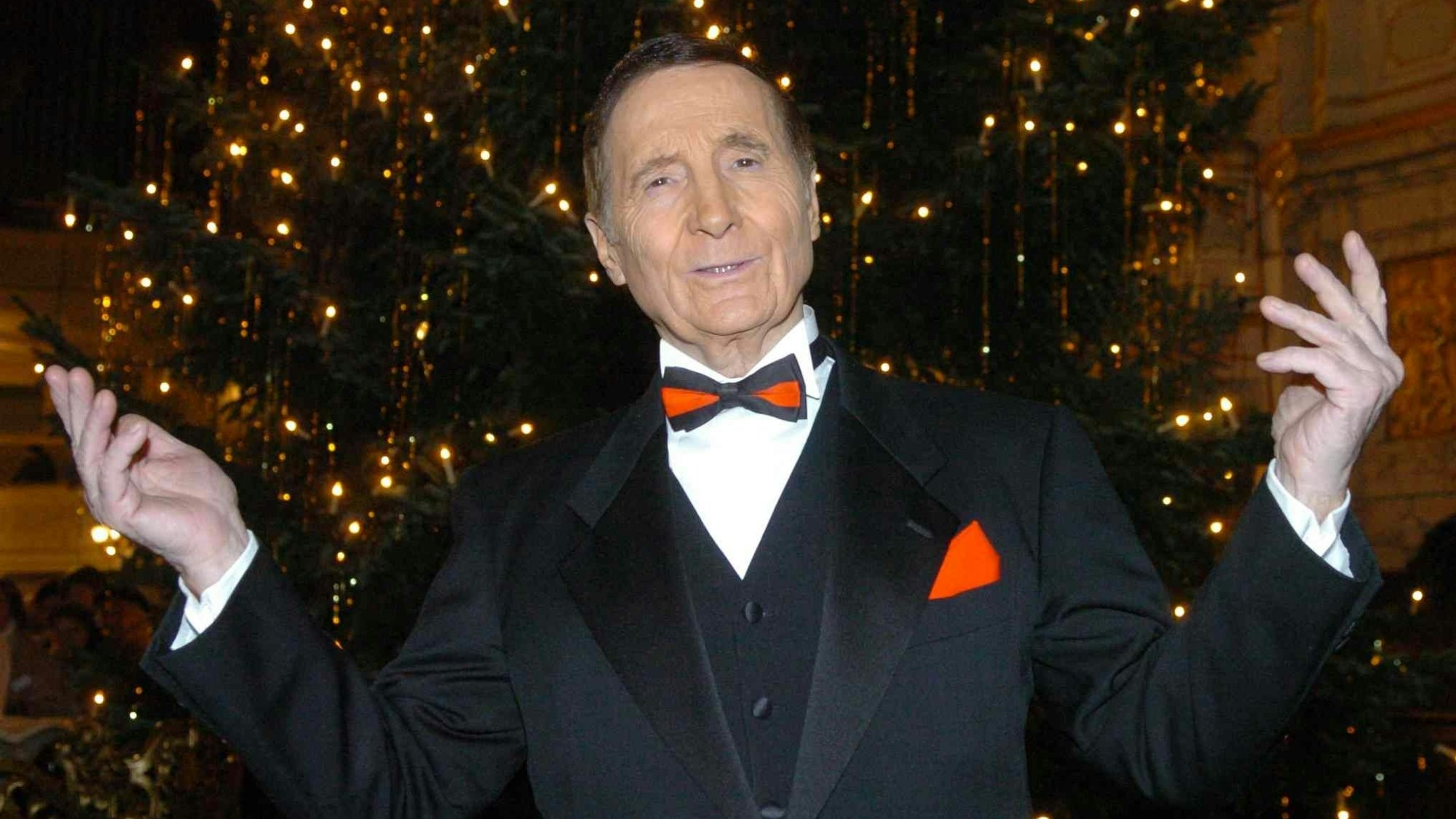 Sänger Freddy Quinn posiert im Michel in Hamburg vor einem Weihnachtsbaum.