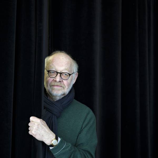 Jürgen Flimm, Intendant an der Staatsoper im Schiller Theater, posiert am 4. 3.2013 in Berlin am Rande einer Pressekonferenz mit einem schwarzen Vorhang.