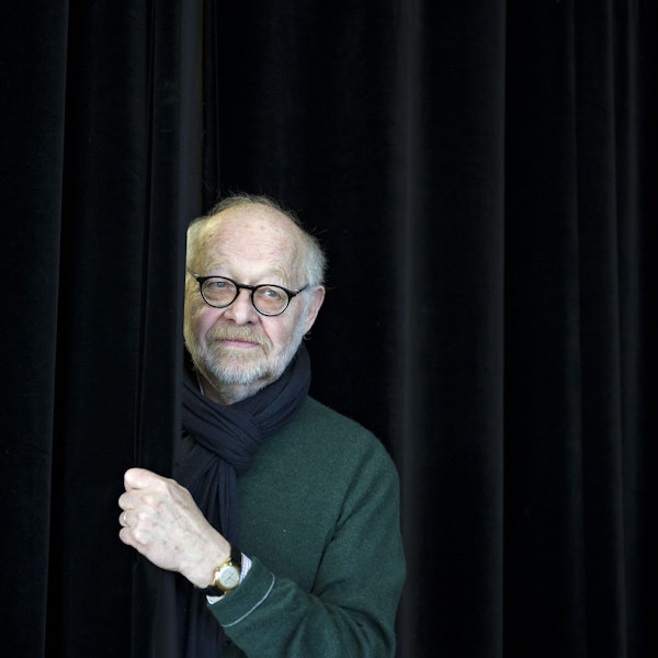 Jürgen Flimm, Intendant an der Staatsoper im Schiller Theater, posiert am 4. 3.2013 in Berlin am Rande einer Pressekonferenz mit einem schwarzen Vorhang.