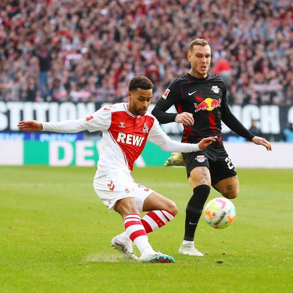 Zwei Fußballer kämpfen um den Ball.