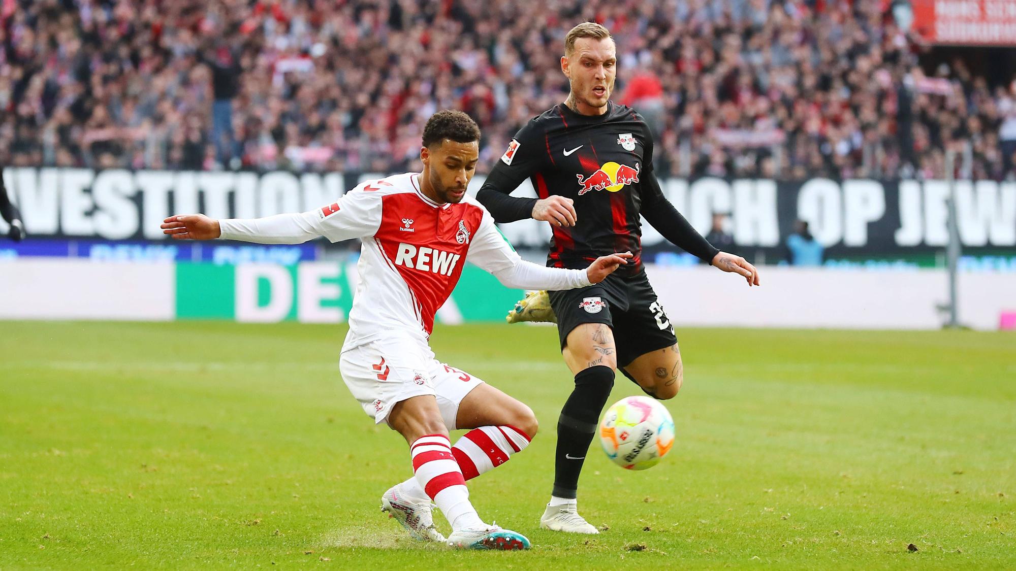 Zwei Fußballer kämpfen um den Ball.