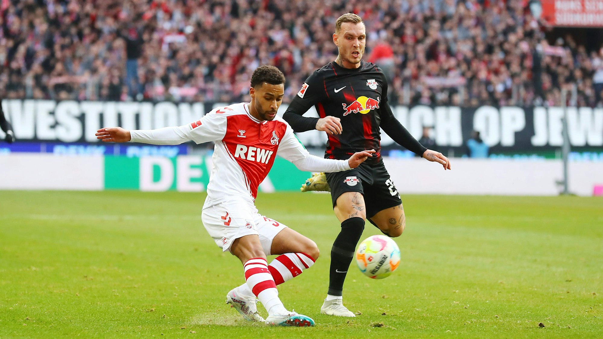 Zwei Fußballer kämpfen um den Ball.