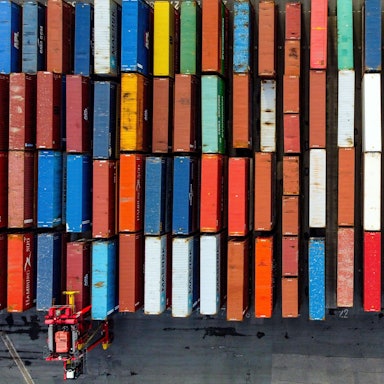Blick auf Container im Hafen von Liverpool