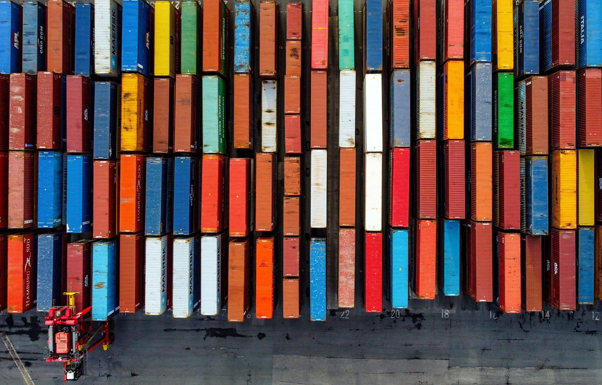 Blick auf Container im Hafen von Liverpool