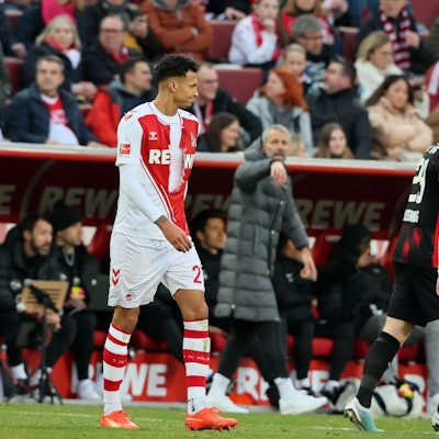 Davie Selke verlässt mit zerrissenem Trikot das Feld.