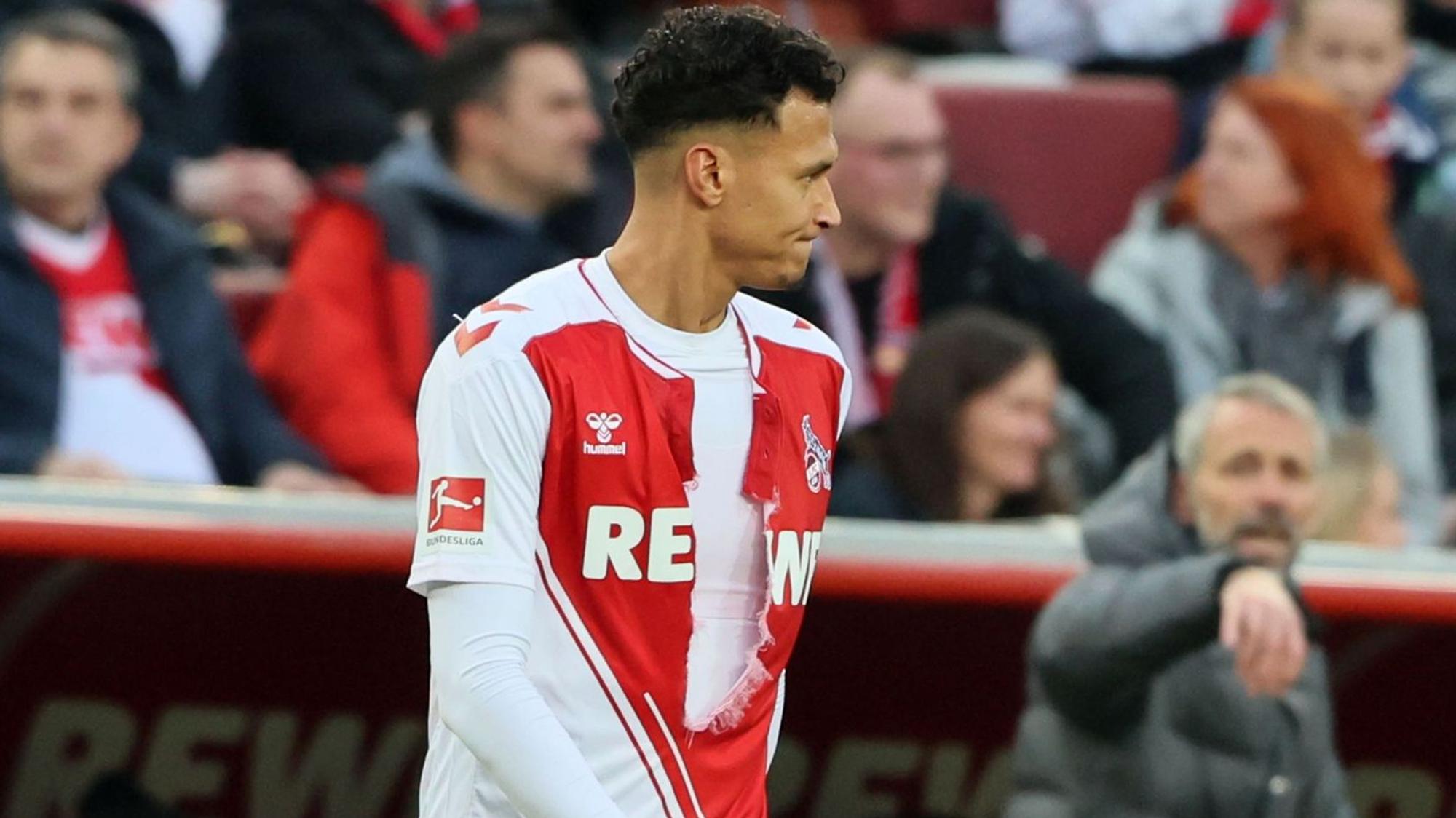Davie Selke verlässt mit zerrissenem Trikot das Feld.
