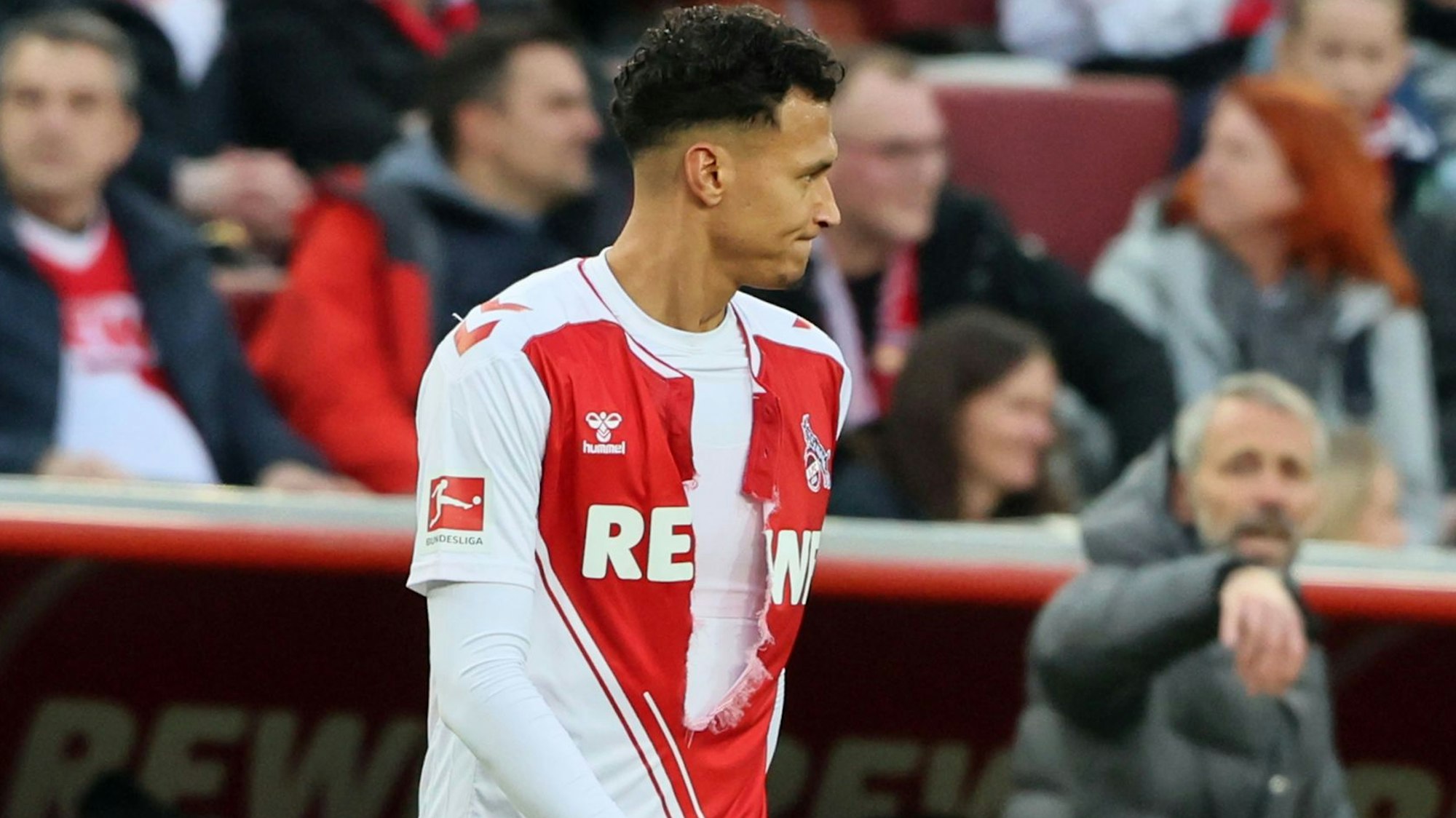 Davie Selke verlässt mit zerrissenem Trikot das Feld.