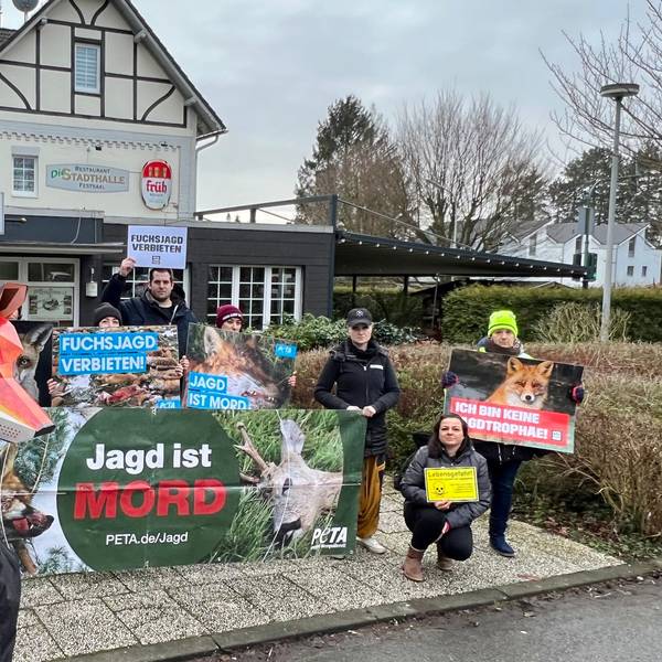 PETA-Demo gegen die Fuchsjad vor der Stadthalle Bergisch Neukirchen