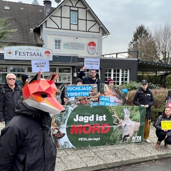 PETA-Demo gegen die Fuchsjad vor der Stadthalle Bergisch Neukirchen