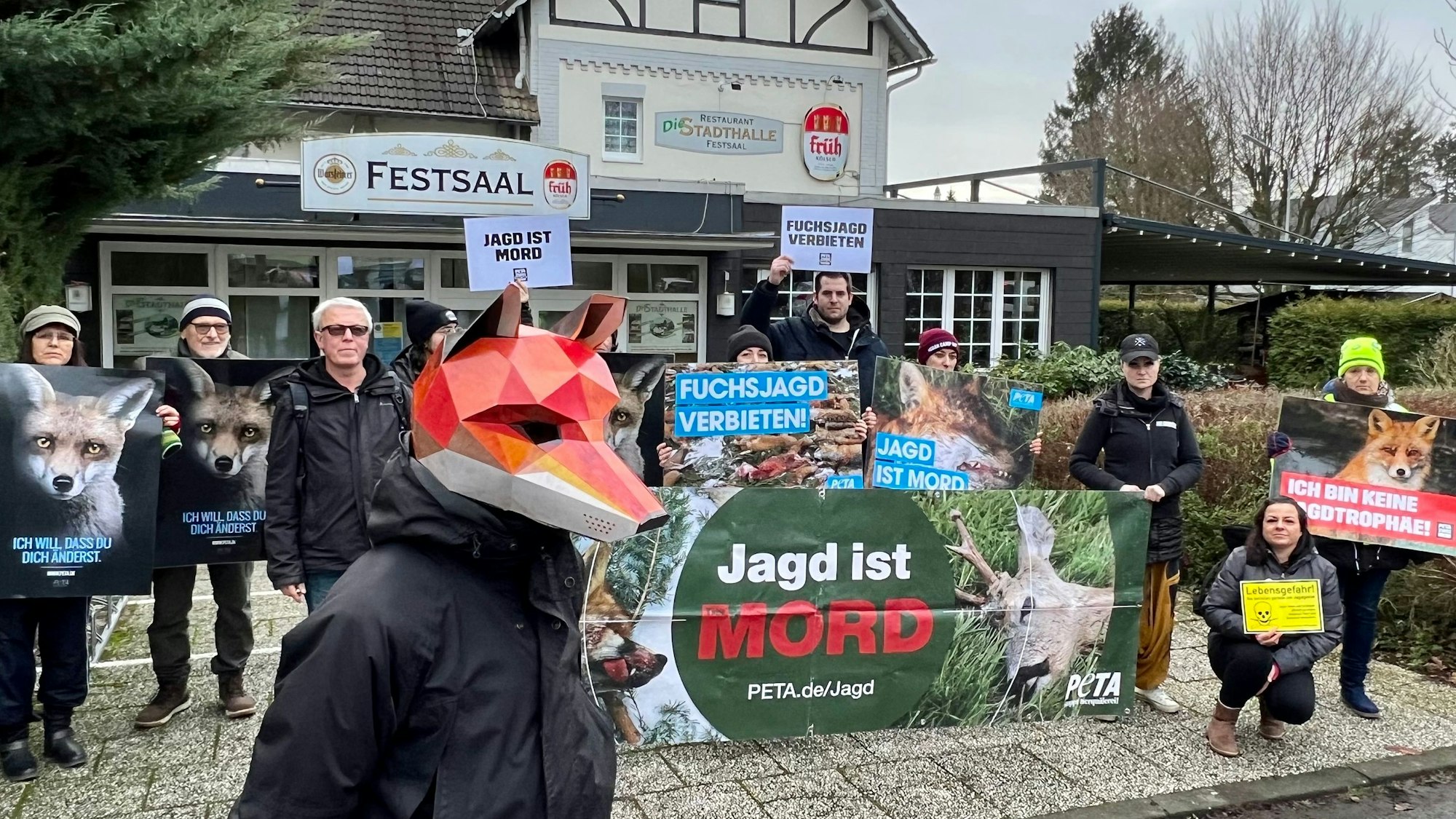 PETA-Demo gegen die Fuchsjad vor der Stadthalle Bergisch Neukirchen