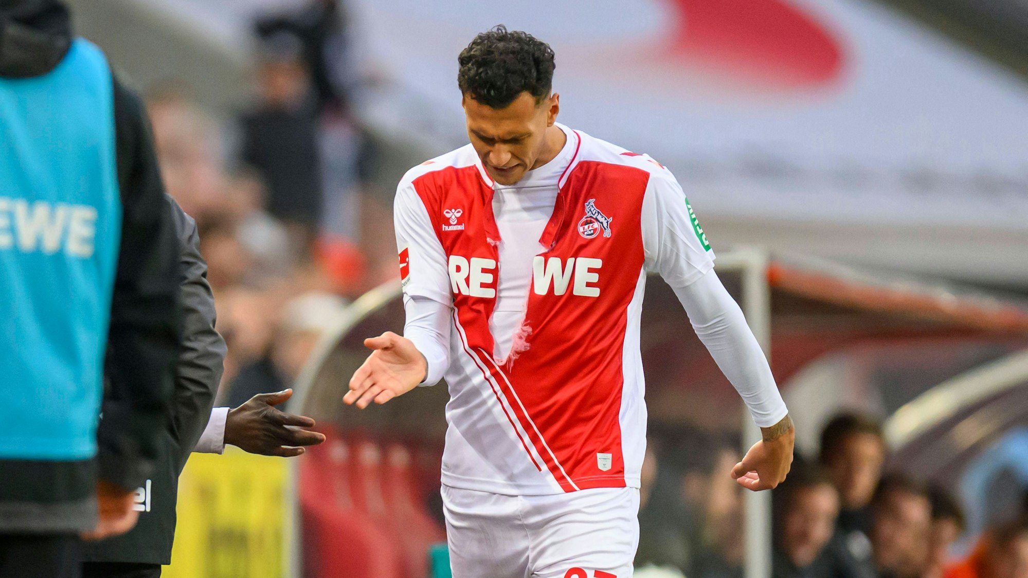 Davie Selke verlässt mit zerrissenem Trikot den Platz.