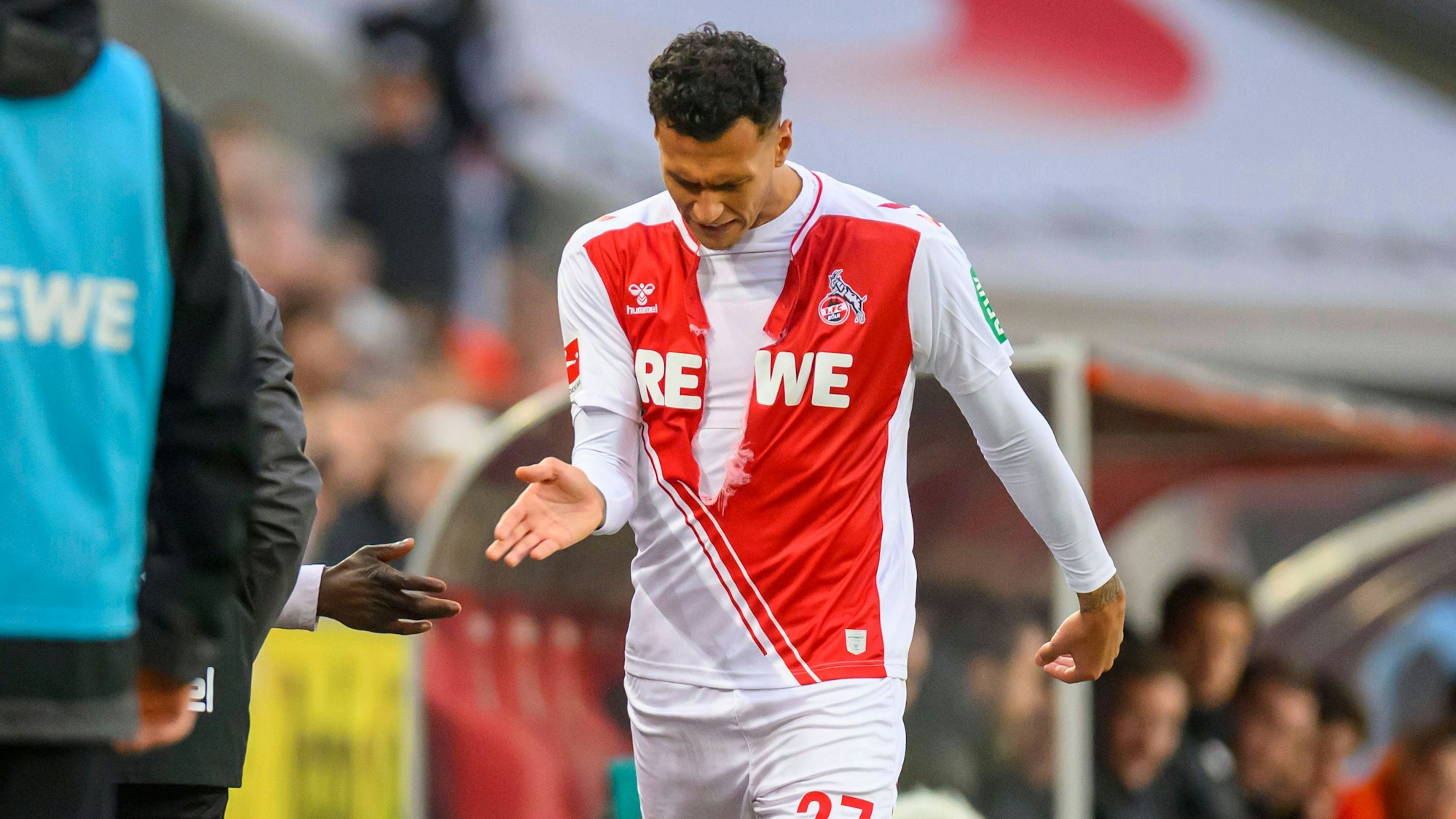 Davie Selke verlässt mit zerrissenem Trikot das Feld.