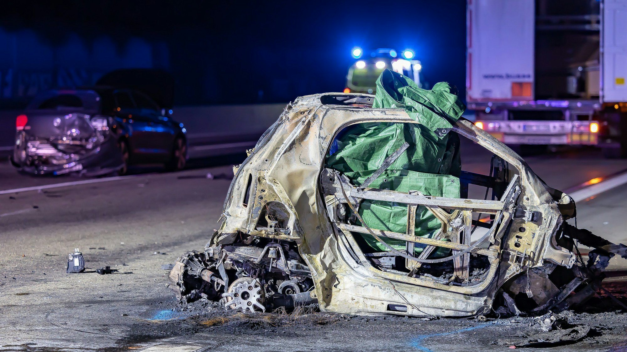 Ein ausgebranntes Auto auf der A3.