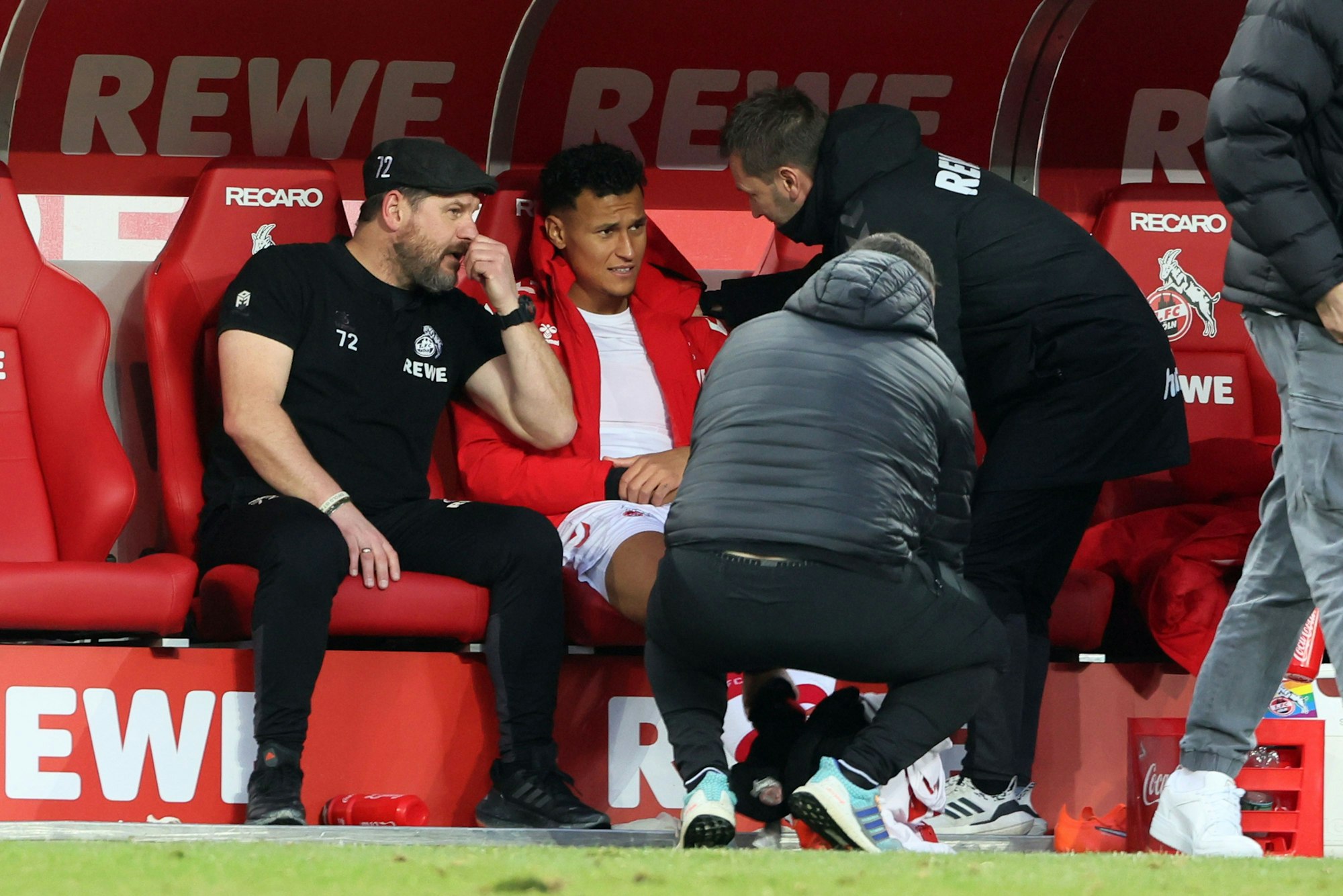 Davie Selke sitzt nach seiner Auswechslung auf der FC-Bank.