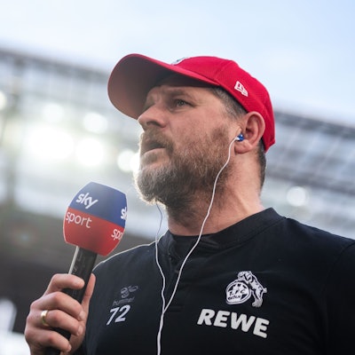 Kölns Trainer Steffen Baumgart gibt ein TV-Interview.