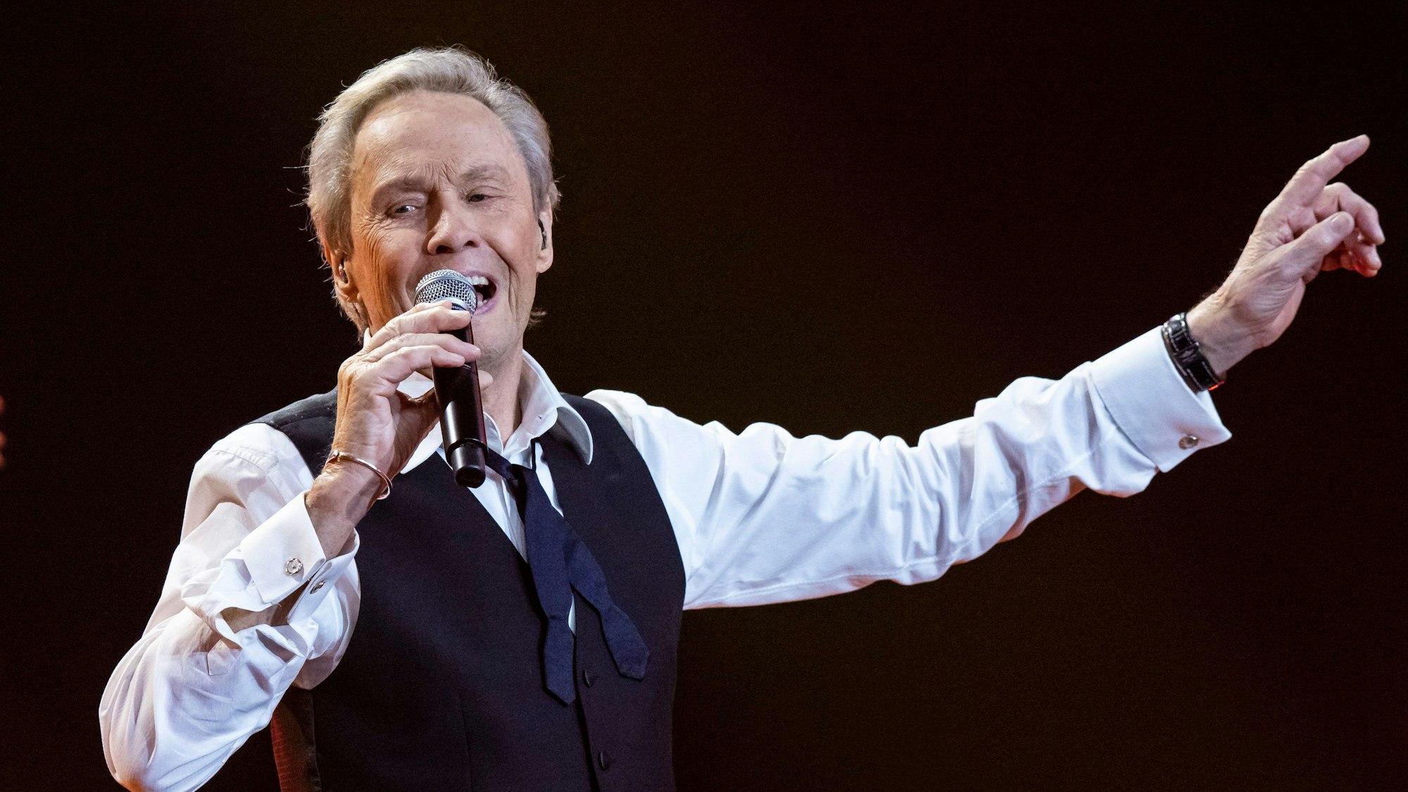 Peter Kraus, Rock'n'Roll- und Schlagerstar, steht während einer TV-Aufzeichnung zur ARD-Silvestershow auf der Bühne.