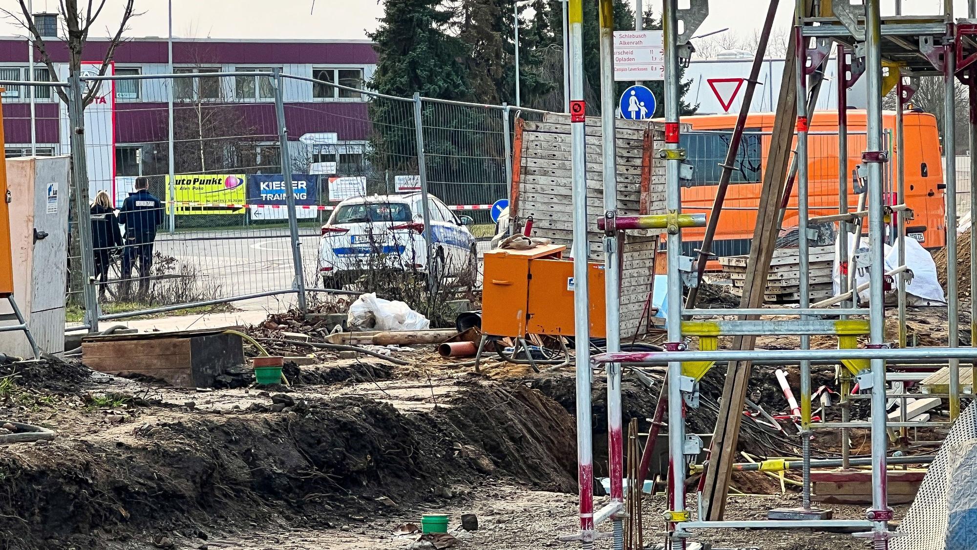 Der Kampfmittelräumdienst hat einen Sicherheitsradius von gut 400 Meter um die Fundstelle festgelegt, die vom Kommunalen Ordnungsdienst der Stadt Leverkusen abgesperrt ist.