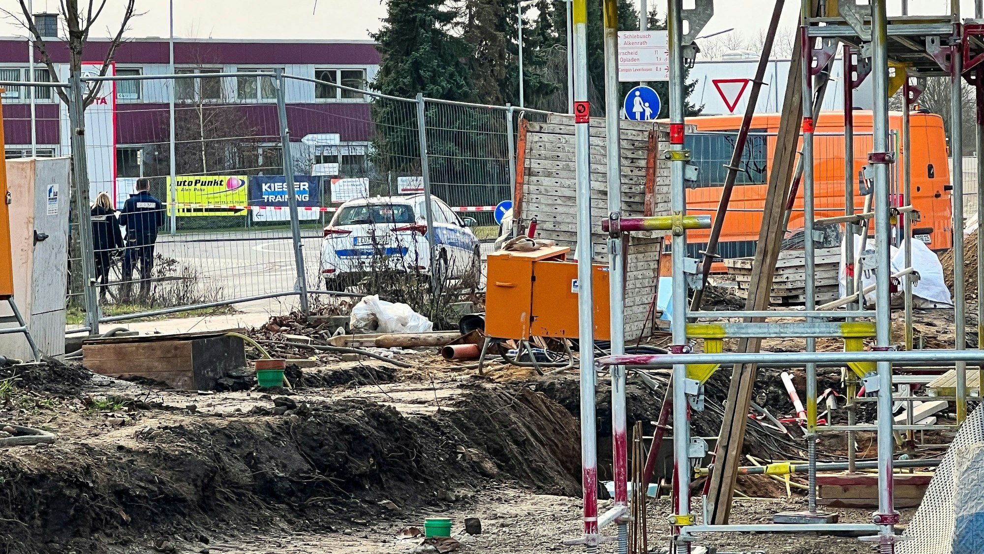 Der Kampfmittelräumdienst hat einen Sicherheitsradius von gut 400 Meter um die Fundstelle festgelegt, die vom Kommunalen Ordnungsdienst der Stadt Leverkusen abgesperrt ist.