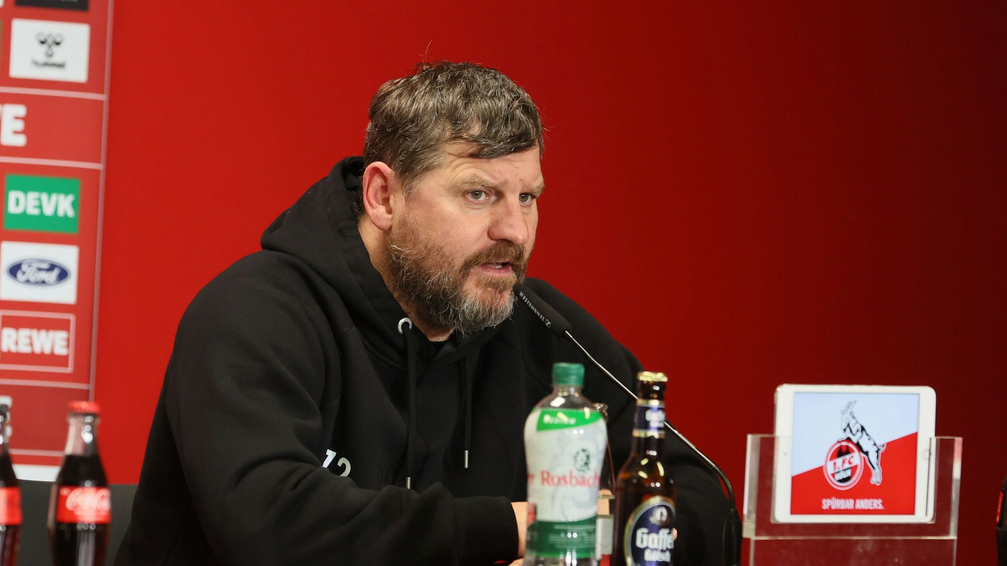 Steffen Baumgart auf der Pressekonferenz nach dem Spiel gegen Leipzig.