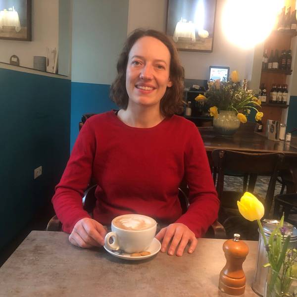 Junge Frau im Café