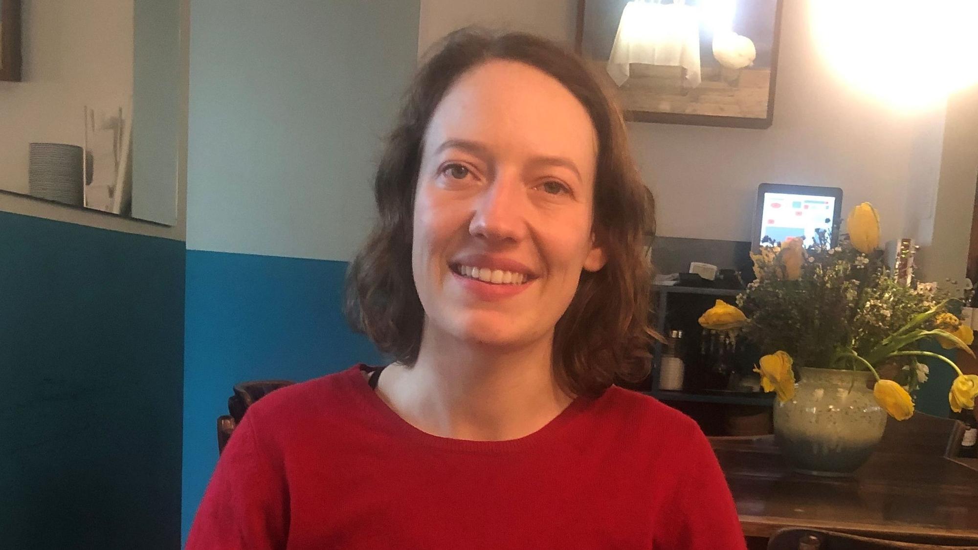 Junge Frau im Café