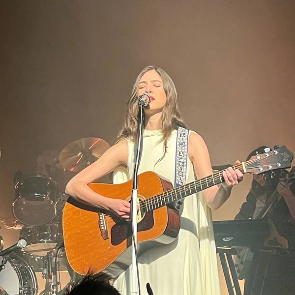 Die Musikerin Weyes Blood alias Natalie Mering singt und spielt eine akustische Gitarre in der Nippeser Kulturkirche am 3. Februar 2023.