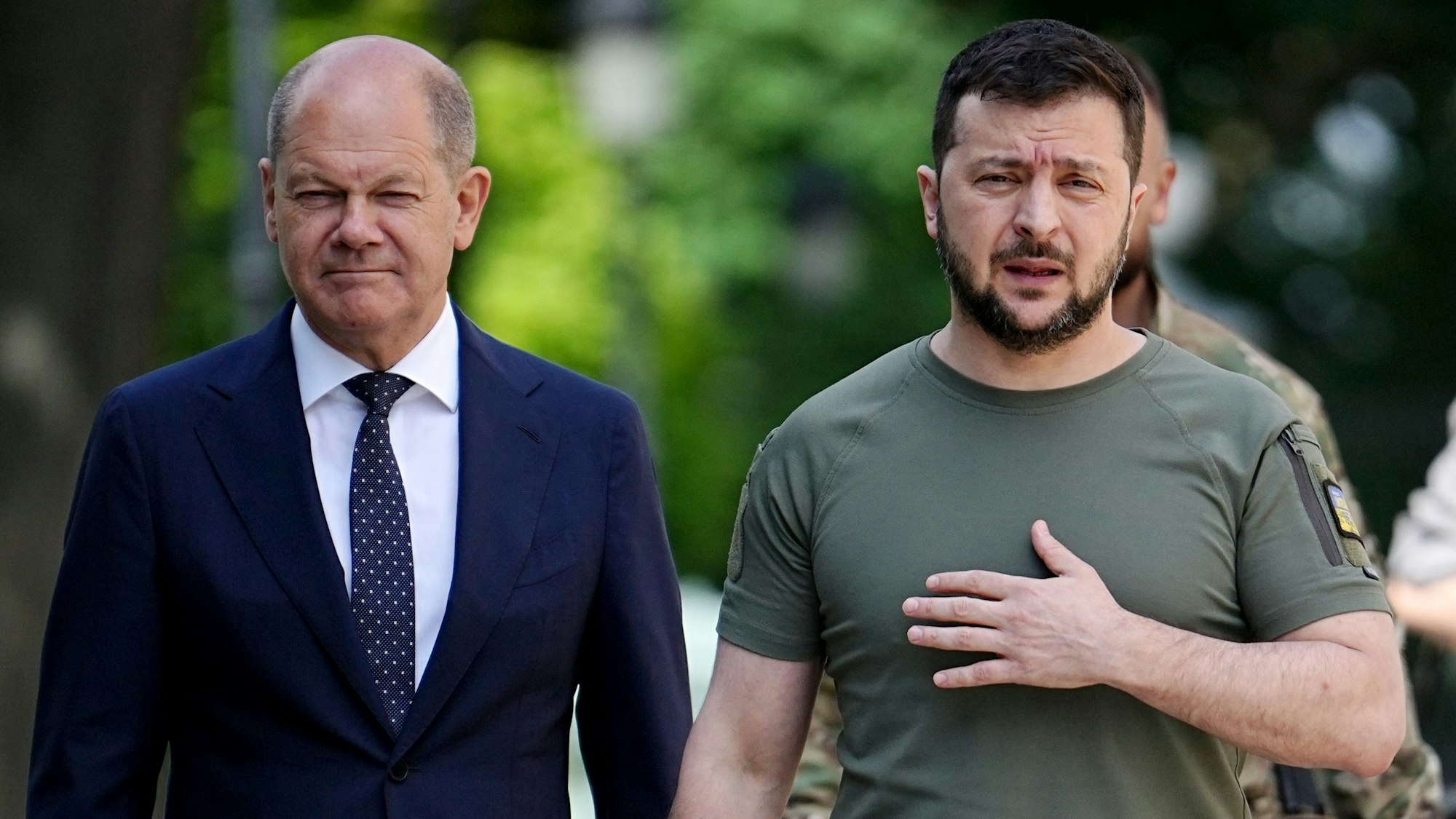 Wolodymyr Selenskyj (r), Präsident der Ukraine, und Bundeskanzler Olaf Scholz (SPD) kommen zu einer gemeinsamen Pressekonferenz. Bundeskanzler Scholz, Frankreichs Präsident Macron, der italienische Ministerpräsident Draghi und der rumänische Staatschef Iohannis sind am Donnerstagmorgen in der ukrainischen Hauptstadt Kiew eingetroffen. Dort wollen sie mit dem ukrainischen Präsidenten Selenskyj über weitere Unterstützung für das von Russland angegriffene Land sprechen.