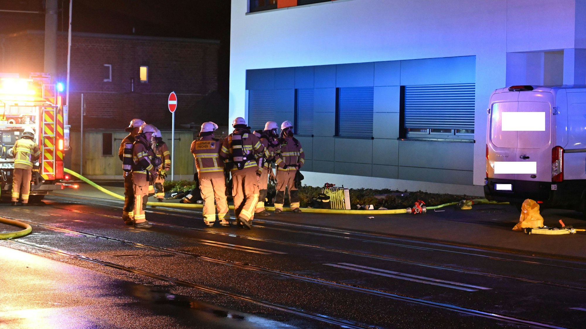 Einsatzkräfte vor dem Haus in Frechen.