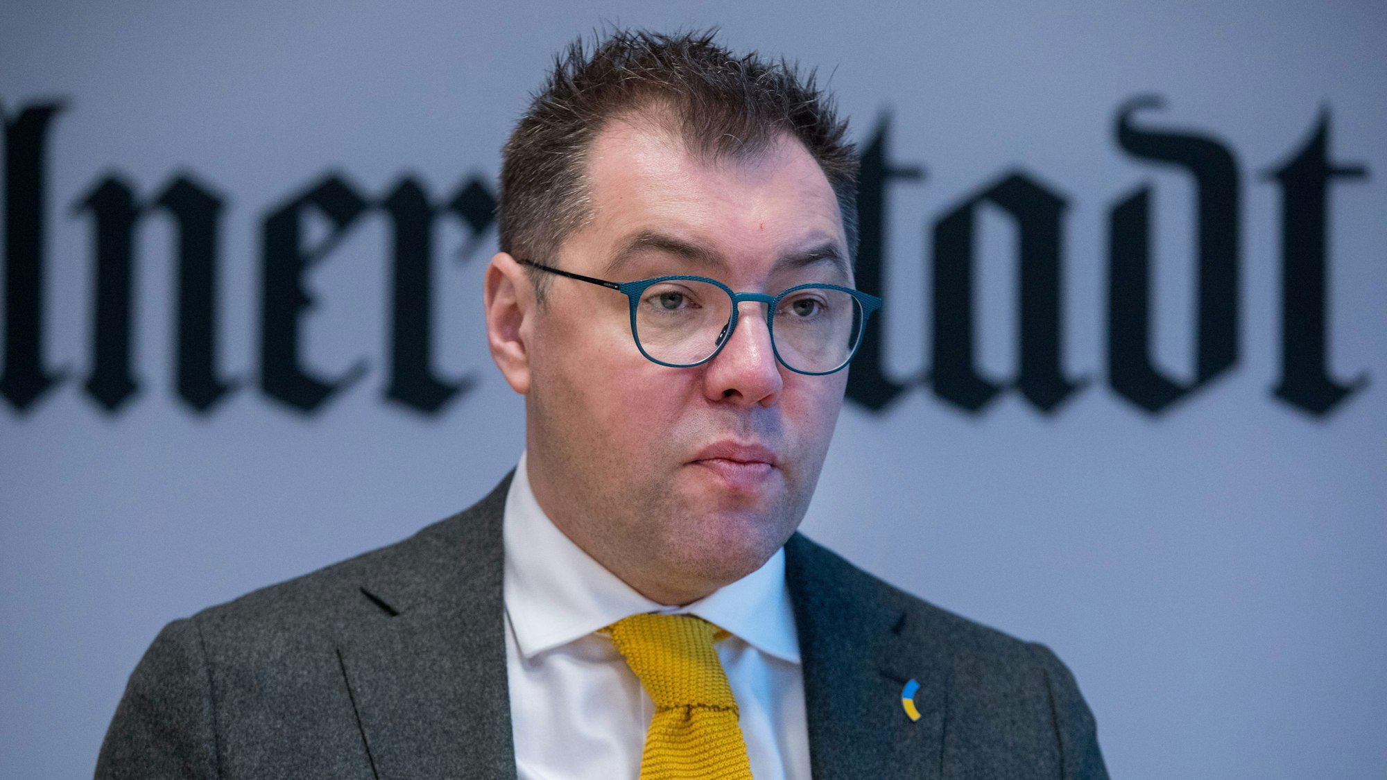 Oleksii Makeiev, der neue ukrainische Botschafter, trägt eine gelbe Krawatte und eine blaue Brille
