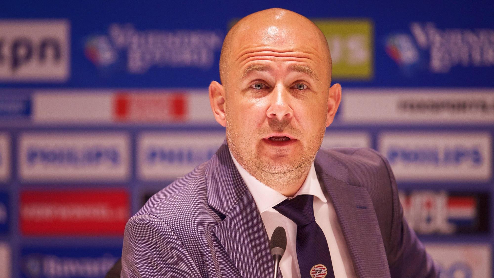 Thijs Slegers bei einer Pressekonferenz.