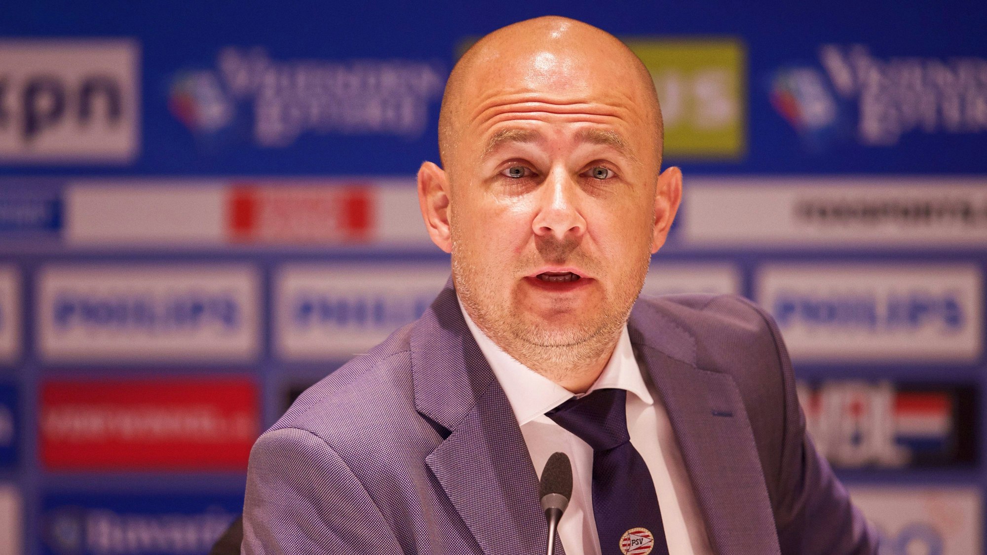 Thijs Slegers bei einer Pressekonferenz.