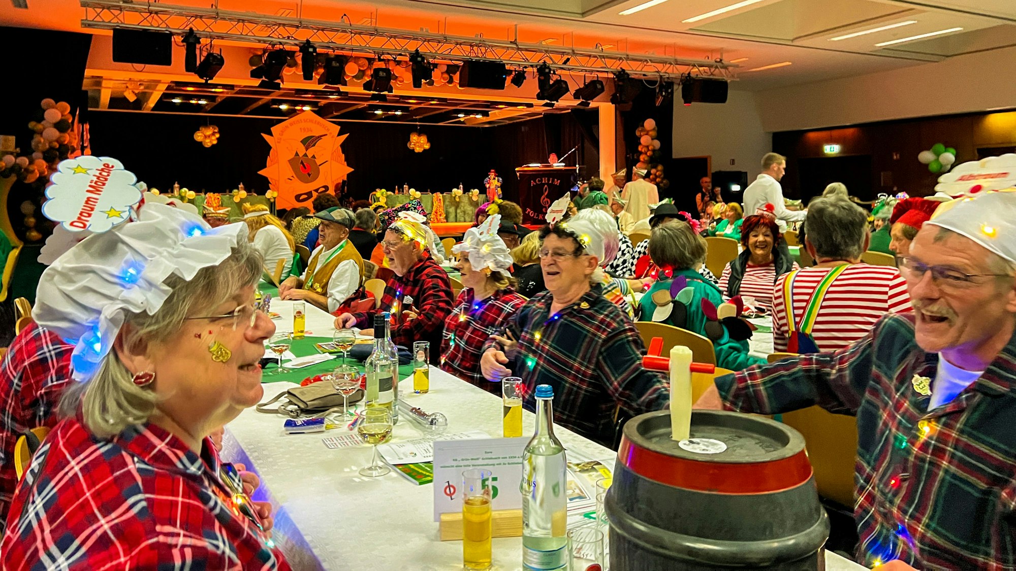 Kostümsitzung Grün-Weiß Schlebusch in der Aula der Gesamtschule.