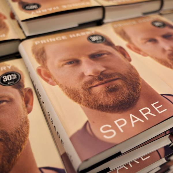 Prinz Harrys Autobiografie „Spare“ liegt in einer Auslage.