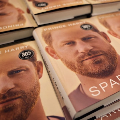 Prinz Harrys Autobiografie „Spare“ liegt in einer Auslage.